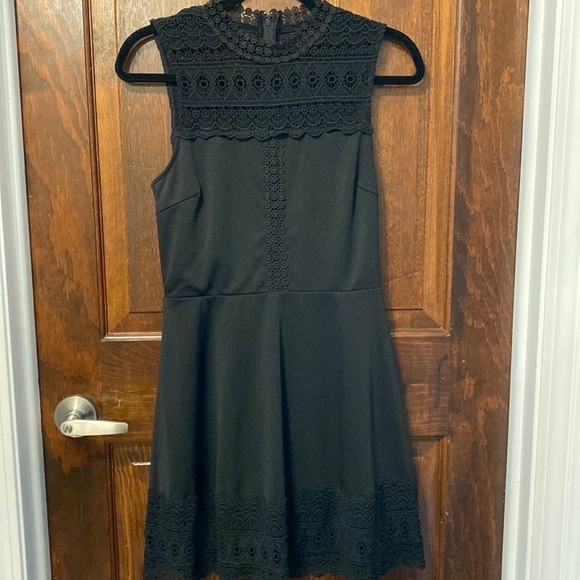 Francesca’s Sleeveless Dress With Lace Detail NWT - Picture 1 of 5
